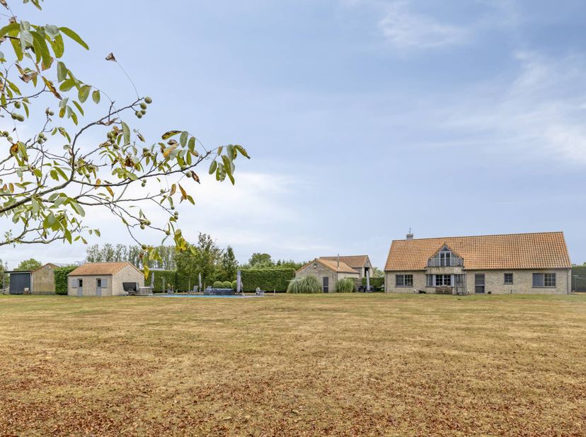 Tussen het groen in Zwevezele, op een riant domein van 10.997 m², biedt deze instapklare eigendom uit 2006 een uitzonderlijk totaalpakket voor wie ria