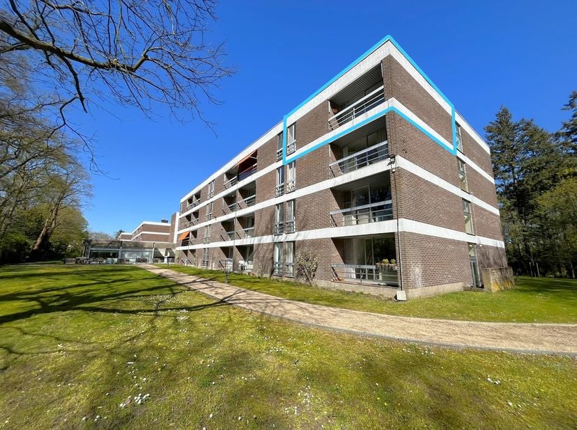 In het rustige en groene Assebroek vindt u deze gerenoveerde assistentieflat in Residentie Berkenhof. De flat kan onmiddellijk bewoond of verhuurd wor