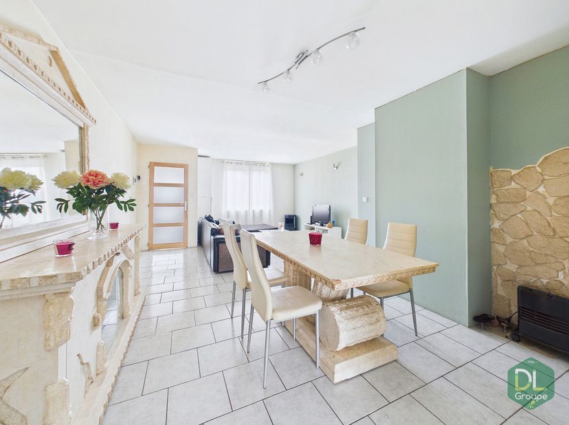 Au REZ : Un hall d’entrée desservant un lumineux séjour (salon et salle à manger), une cave saine, extension habitable desservant une cuisine semi-équ