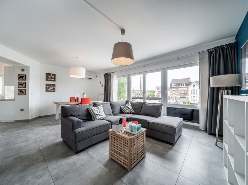 Prox. beau Site - Très bel appartement entièrement rénové situé dans une copropriété tranquille proche de toutes les facilités comprenant:<br />
1er é