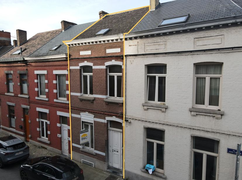 OPTION !!! A découvrir à Salzinnes, cette maison de ville à rénover ! Le bien se compose au rez-de-chaussée : d'un hall d'entrée - d'une double pièce