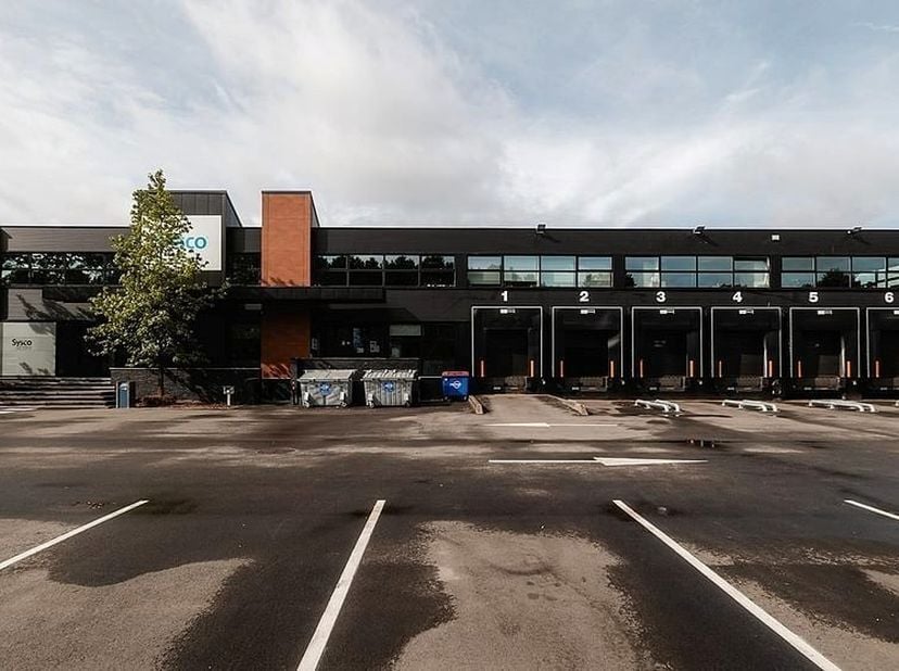 5.540m² magazijn met 7 laadkades (uitbreidbaar tot 8677m² magazijn met mogelijkheid tot 74m² kantoor)<br />
Ligging: nabij de containerterminal in Wil