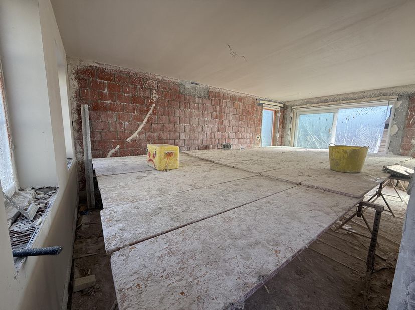 Langs de Cayennestraat te Langemark-Poelkapelle werd recent gestart met de ruwbouwwerken van een halfopen Pastoriewoning.&amp;nbsp;&amp;nbsp;<br />
Oplevering