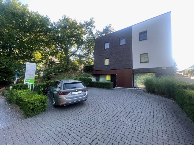Genk, Winterslagstraat 89/1: Instapklare, bemeubelde bureelruimte incl. parking vlakbij het centrum.<br />
<br />
Op zoek naar een representatieve en