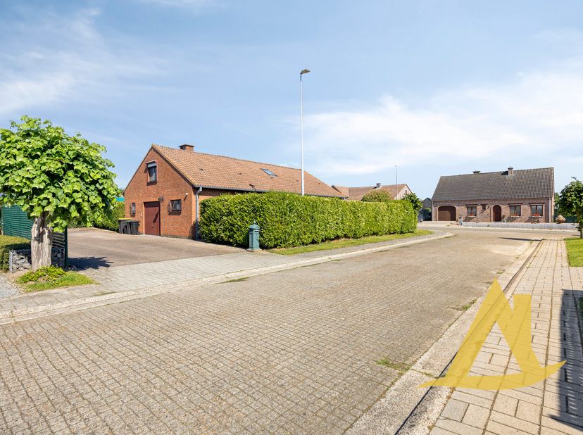 Deze verzorgde woning is gelegen in een uiterst rustige, doodlopende straat en biedt een ideale combinatie van comfort, licht en functionaliteit. De w