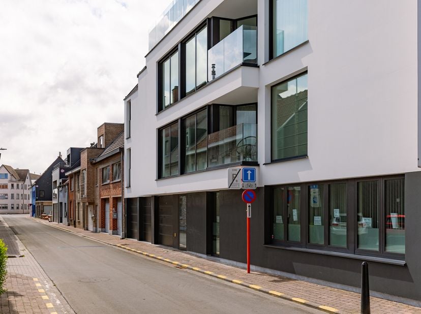 Dit aangename appartement bevindt zich op een uitstekende locatie in de Langepijpestraat 1 te Torhout, op wandelafstand van het gezellige stadscentrum