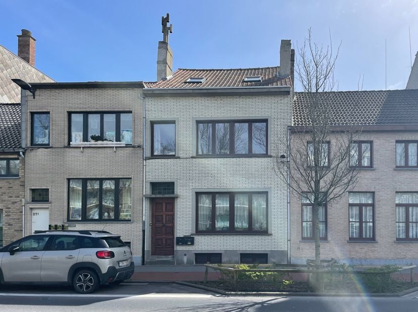 Voor meer informatie of een bezoek, contacteer Daan Seys op 0491/06.97.30. Deze woning is gelegen op een centrale ligging in Oostende, nabij zee en na