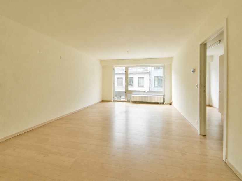 Ontdek dit instapklaar appartement, gelegen op de eerste verdieping in het hart van Torhout. Dankzij de centrale ligging bevindt de Markt zich op slec