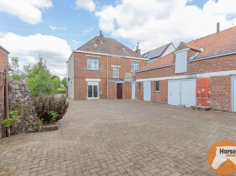 BURST - Deze te renoveren woning met bijgebouwen biedt u heel wat mogelijkheden. Alle voorzieningen zoals supermarkten, scholen, winkels, openbaar ver