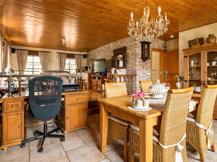 Openhuizendag op zaterdag 13 juni van 11u00 - 12u00.<br />
Ruime woning met 3 slaapkamers, kelder en gezellige tuin in Tessenderlo<br />
Locatie: De w