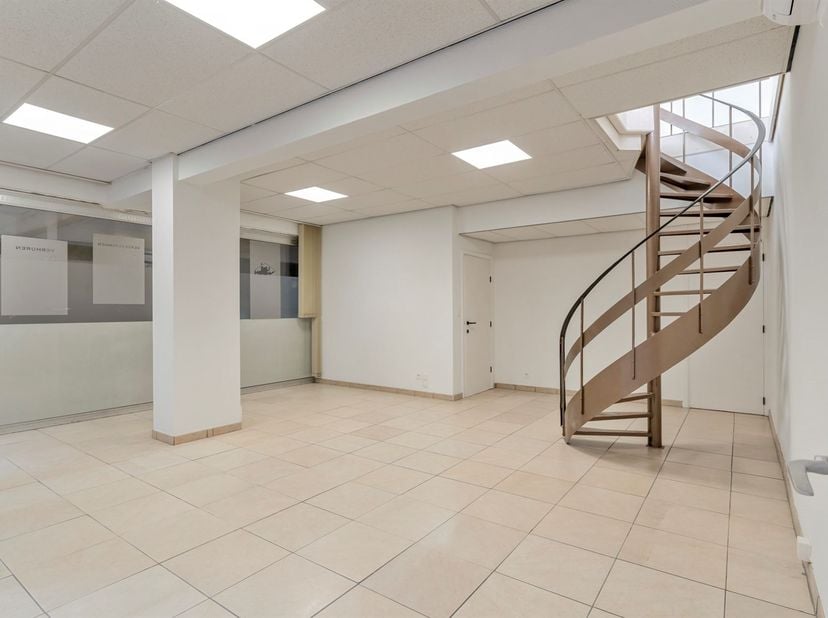 Commerciële Ruimte midden in Genk Centrum<br />
<br />
Kenmerken: Ontdek deze veelzijdige commerciële ruimte op Centrumlaan 11/9, met een totale opp