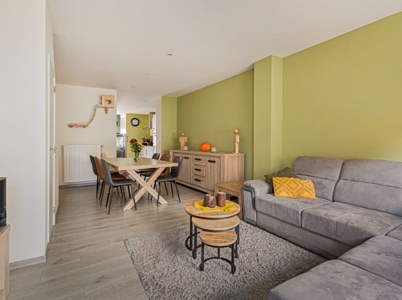 Deze gezellige rijwoning werd in 2016 volledig gerenoveerd met aandacht voor kwaliteit en energiezuinigheid. De woning is gelegen nabij het centrum va