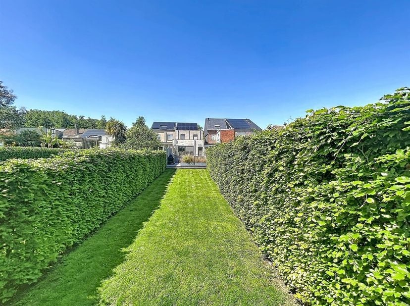 BEZOEKMOMENT vrijdag 10/07: reservatie via sms: 0470/30.20.10<br />
LIGGING: Gelegen op ware toplocatie, in een oase van rust in een doodlopende straa