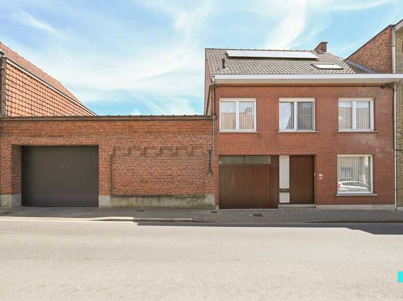 Bent u op zoek naar ruimte in overvloed? Deze woning combineert een royale bewoonbare oppervlakte van 260 m² met zes slaapkamers, een inpandige garage