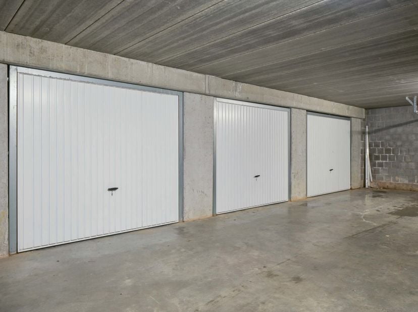 Situés à proximité immédiate du centre de Leuven, ces trois garages privatifs bénéficient d’un emplacement stratégique et facilement accessible. Grâce