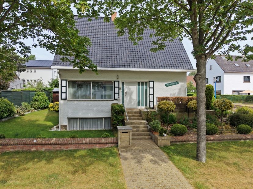 Découvrez Huize Cocatrix, une maison de caractère bénéficiant d'un emplacement idéal. Située dans un environnement particulièrement calme, elle se tro