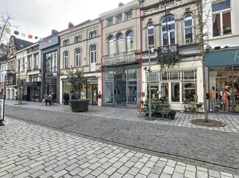 Handelspand te koop van ca. 170 m² gelegen in de Ooststraat te Roeselare. <br />
Gelijkvloerse winkelruimte met mezzanine en apart toegankelijk verhuu