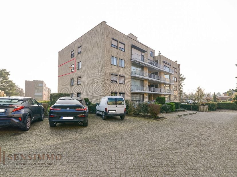 Ontdek dit gerenoveerd appartement op slechts een steenworp afstand van het bruisende centrum van Maasmechelen. Geniet van de levendige sfeer, winkels