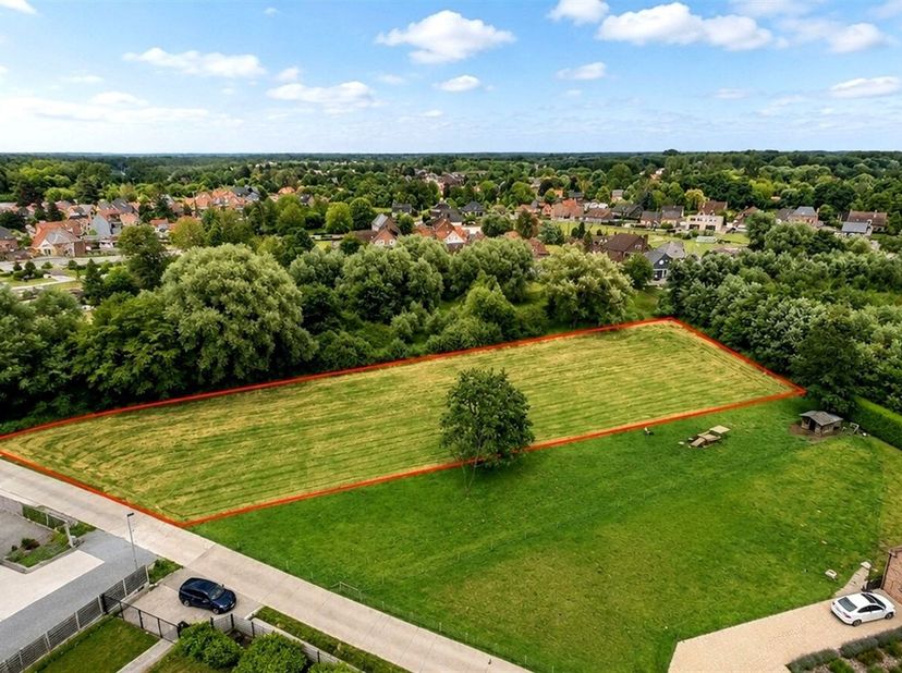 Aan de Elzenstraat in Booischot bevindt zich dit ruime perceel recreatiegrond van ca. 3.948 m².<br />
Het terrein heeft volgens de beschikbare stedenb