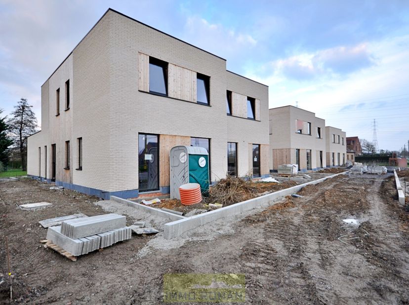 Deze nieuwbouwwoning&amp;nbsp;is gelegen in de&amp;nbsp;nabijheid van het centrum van Avelgem, met tal van lokale handelszaken, scholen en openbaar vervoer. O