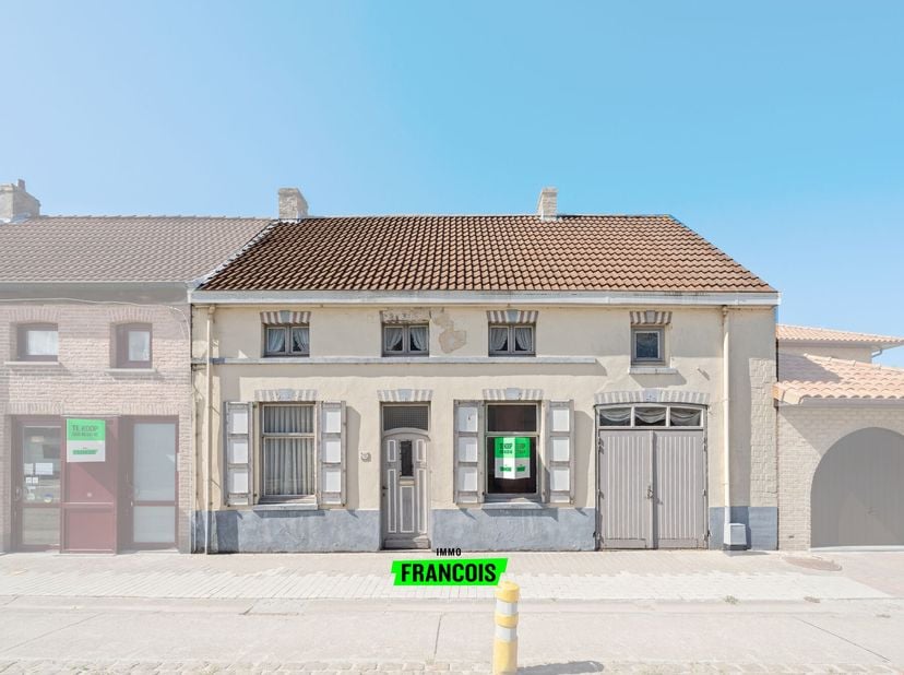 À Nieuwe Steenweg 98 à De Haan, juste à l'extérieur du centre, se trouve cette maison spacieuse offrant un grand potentiel. Avec une surface habitable