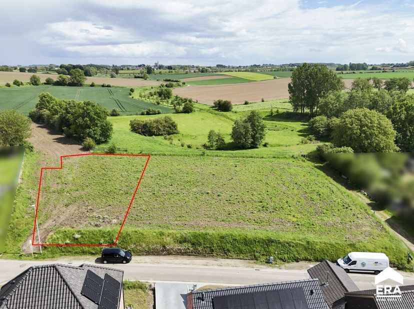 À vendre : terrain à bâtir ouvert situé rue Nieuwstraat, au cur paisible de Gingelom, entouré de verdure et dun paysage rural. Ce terrain offre un équ