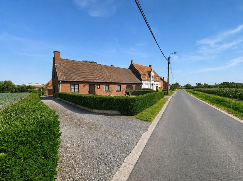 Deze charmante landelijke woning is gelegen in het rustige Wakken en biedt een aangename combinatie van ruimte, groen en een vlotte bereikbaarheid. Da