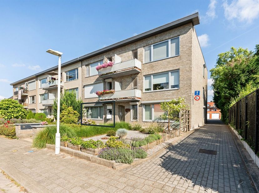 Op te frissen ruim gelijkvloersappartement met 3 slaapkamers, tuin en garage op toplocatie in Schoten!<br />
Bent u op zoek naar een ruim appartement