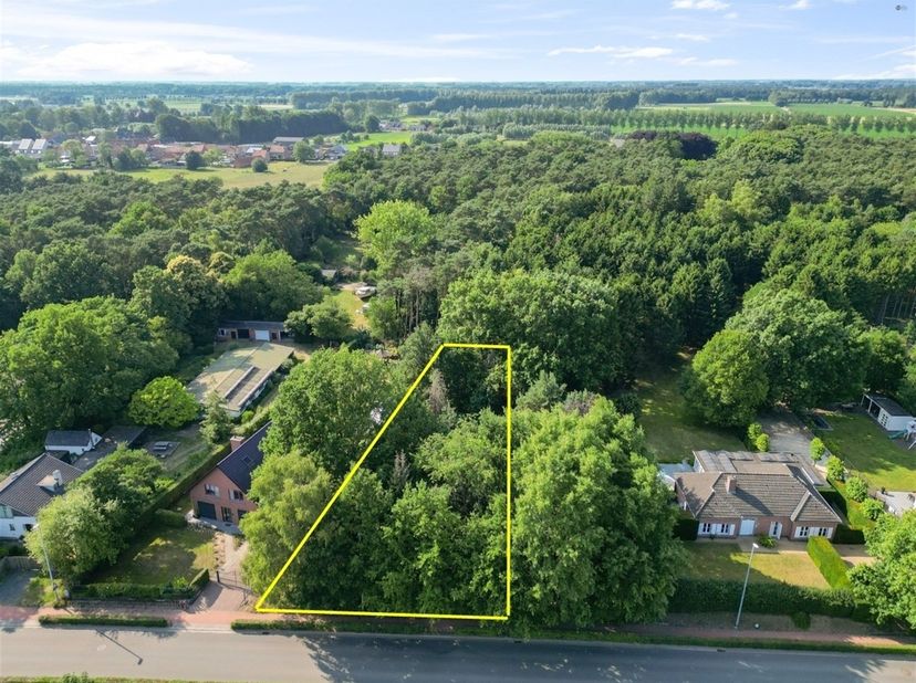 Zeer gunstig gelegen bouwgrond van  745m² gelegen te Stekene, Brugse Heirweg 18<br />
<br />
Dit perceel biedt de mogelijkheid om een open bebouwing