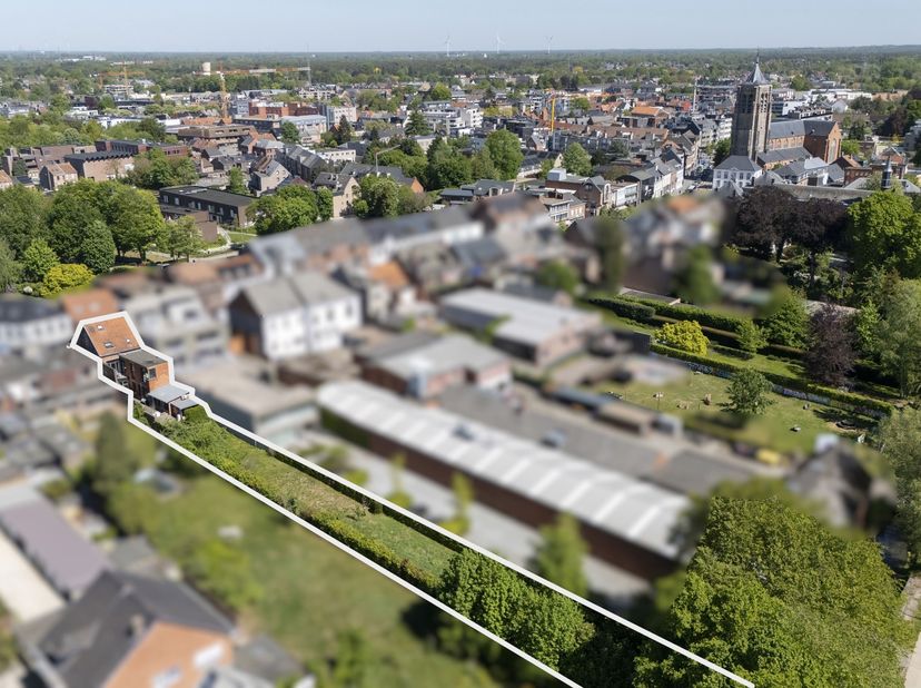 Vlakbij centrum Mol én toch uiterst rustige ligging met diepe natuurtuin die uitgeeft op de Molse Nete. Alle voorzieningen en invalswegen zijn bij de