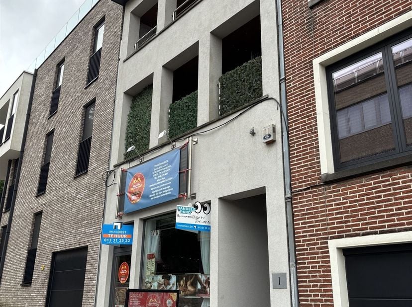 Opgelet: dit pand is nu tijdelijk verhuurd. Tegen november 2026 komt het opnieuw vrij. Wij kunnen in tussentijd bezoeken inplannen.<br />
<br />
Com