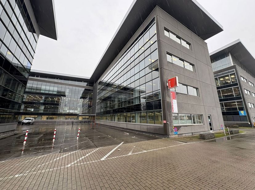 Kantoor 575m² op de 2de verdieping te huur in het Axxes Business Park, de kantoren zijn verdeeld over 7 gebouwen en een business center. De site is st