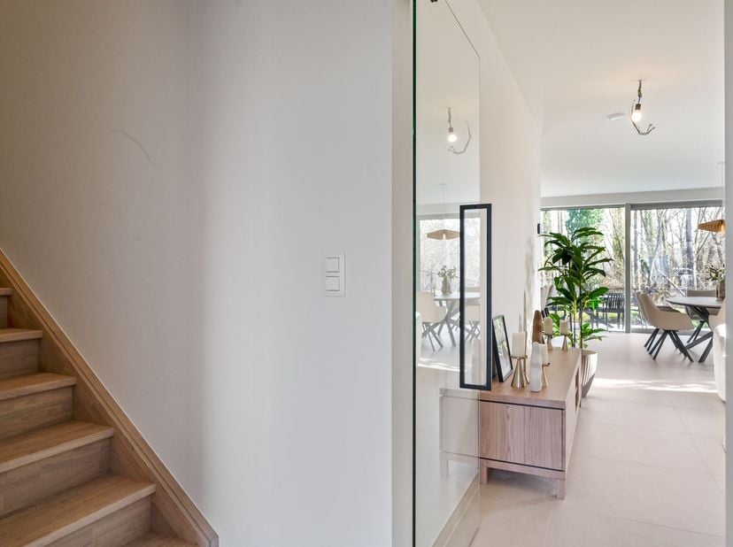 In het landelijke Sint-Agatha-Rode (Huldenberg) ligt deze moderne open bebouwing van 192 m², uniek aan het natuurreservaat Grootbroek. Geniet van een