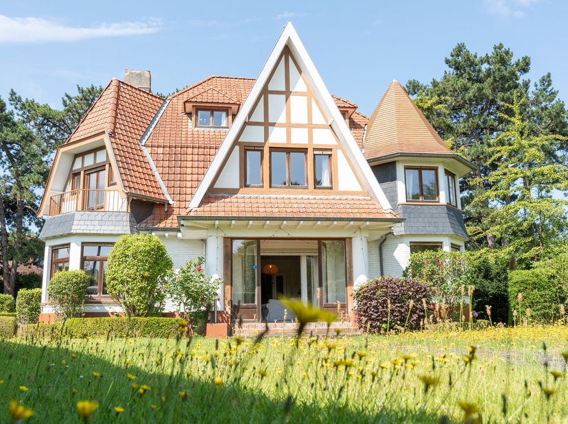 In één van de mooiste lanen van het Zoute, vlakbij de Dominicanenkerk en de prestigieuze Royal Zoute Tennis Club, bevindt zich deze charmante interbel