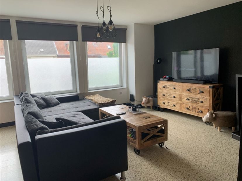 Mooi en rustig gelegen appartement met garage : inkom, living, moderne keuken, 2 slaapkamers, badkamer, kelder met aansluiting wasmachine, garage.  Ge