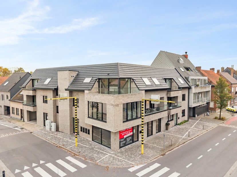 Cherchez-vous un espace commercial CASCO dans un environnement charmant et bien desservi ?<br />
Cet espace commercial/bureau à Oosteeklo vous offre t
