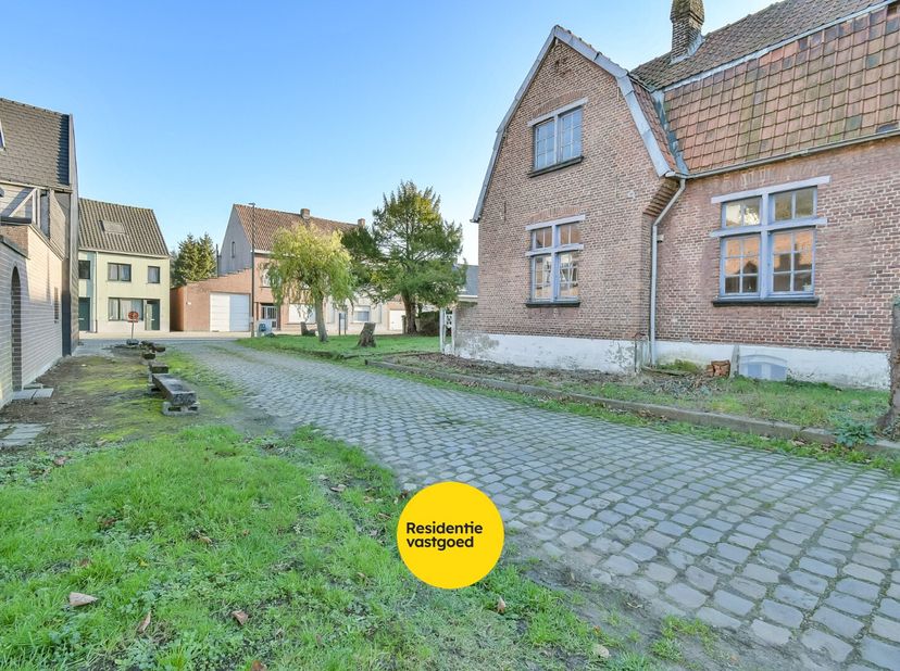 Ontdek de kans om uw eigen woning te realiseren op Kasteelstraat 23 in Torhout. Dit perceel bouwgrond is gelegen in een rustige straat en biedt een id
