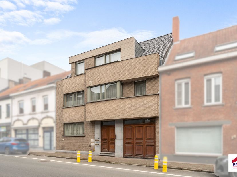 [[ CE BIEN PARTICIPE À LA JOURNÉE MAISONS OUVERTES ERA LE 13/6 DE 9:30 À 10:30 ]] À vendre : immeuble de rapport au centre de Tielt, à quelques pas de
