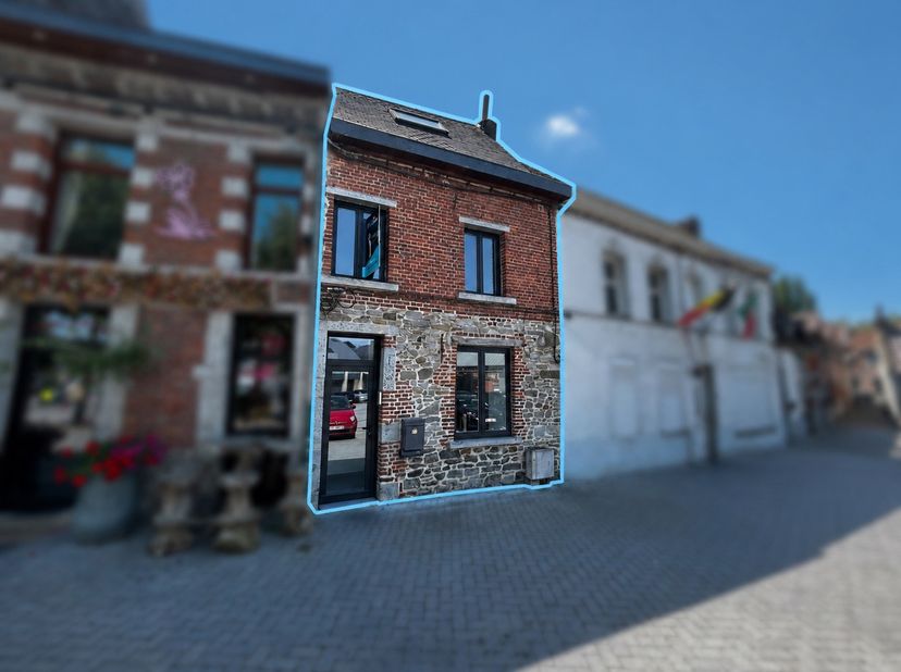We Invest vous propose cette maison entièrement rénovée idéalement située sur la Place Van Zeeland, en plein cœur de Soignies, à proximité immédiate d