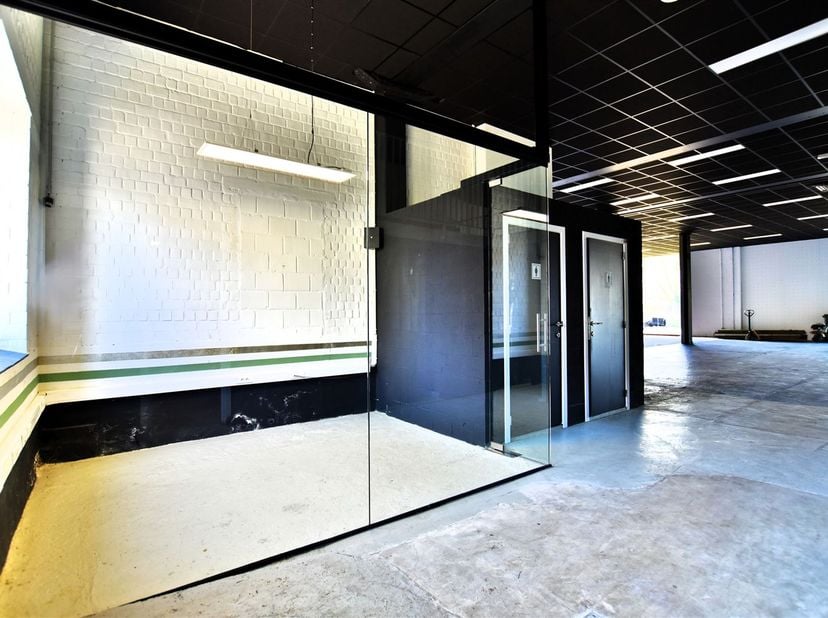 Multifunctioneel bedrijfspand in Hamme<br />
Dit ruime bedrijfspand is ideaal voor diverse handelsactiviteiten en ligt op een gunstige locatie nabij