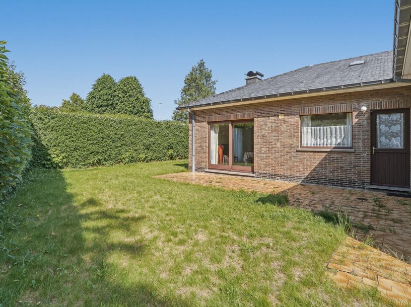 Vrijstaande bungalow met 3 slaapkamers, garage en zongerichte tuin, centraal gelegen in Aartrijke. De woning staat op een perceel van 560 m² en biedt