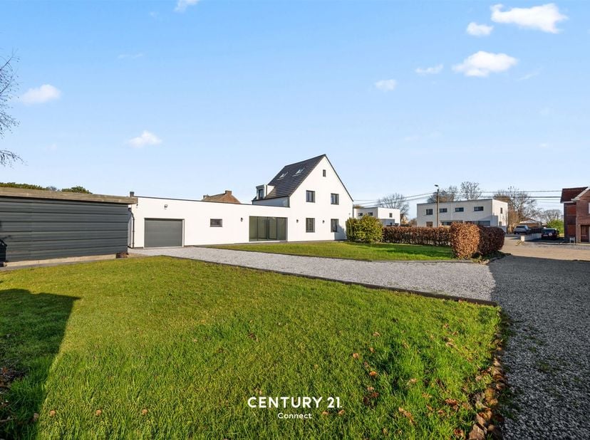 Deze volledig vernieuwde woning combineert hedendaags comfort met een vlotte bereikbaarheid en vormt zo de ideale thuisbasis voor wie stijlvol en prak