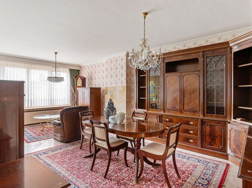 Appartement rénové de 2 chambres à coucher avec terrasse ensoleillée orientée sud-ouest à vendre à Berchem.<br />
Description de l'appartement :<br />