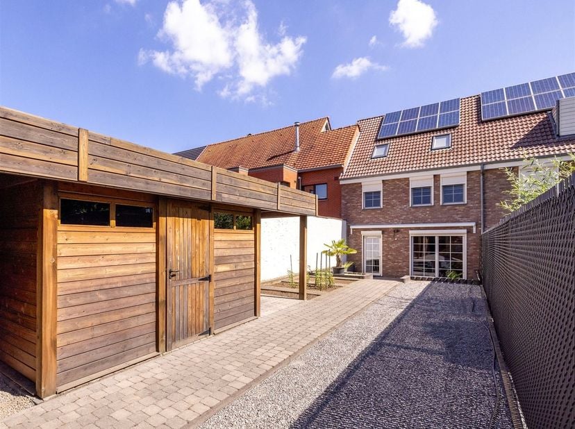 Energiezuinige woning met 4 slaapkamers te centrum Hulshout! Gelegen op wandelafstand van school, centrum, winkels en openbaar vervoer. <br />
<br />