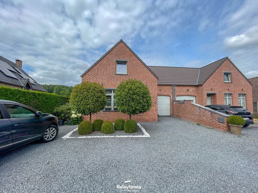 Zeer mooie halfvrijstaande woning met een bewoonbare oppervlakte van +/- 109 m² (exclusief garage), voorzien van drie slaapkamers en gelegen op een pe