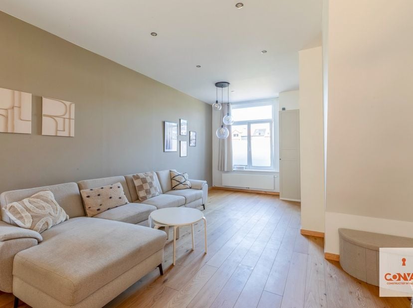Deze woning is gelegen op een centrale ligging nabij verschillende buurtwinkels, scholen, uitvalswegen, het openbaar vervoer en op fietsafstand van Ge