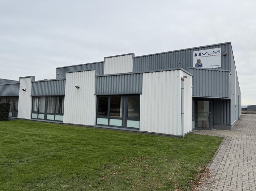 Kantoorruimte 160m2: 1.000€ huur/maand + OV 55€/maand.<br />
<br />
Inkomhal, receptieruimte, grote open kantoorruimte (voor 4 - 8 personen) met veel