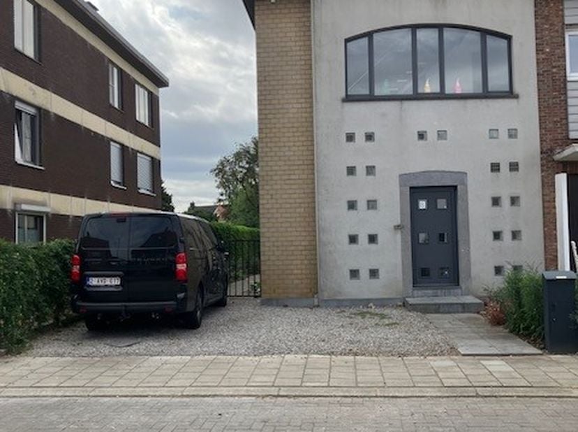 Deze ruime en instapklare halfopen bebouwing is gelegen op een perceel van 903 m² en beschikt over een bewoonbare oppervlakte van 198 m². De woning co