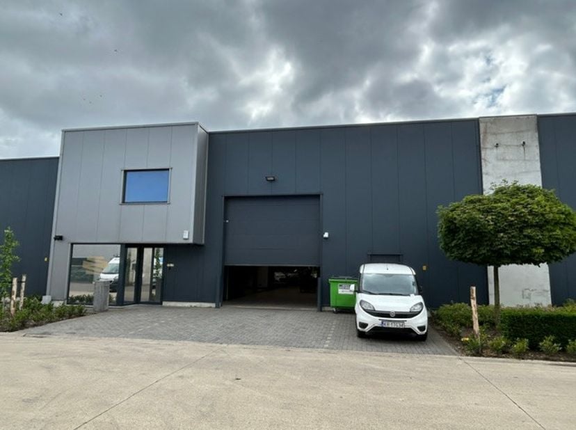 Deze&amp;nbsp; bedrijfsunit heeft een oppervlakte van 543 m2 met een inpandig kantoor + kantine (opp.36 m2 + 55 m2) en toilet gelegen op het gelijkvloers