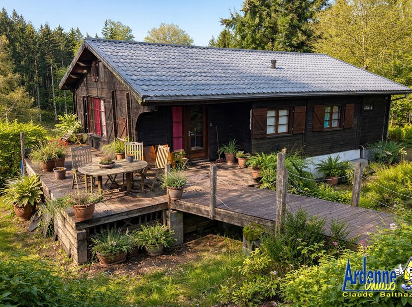 Glv: hal, eetkamer, salon met houtkachel, ingerichte keuken (vaatwasser, koelkast, elektrische kookplaat, oven, microgolfoven, afzuigkap, gootsteen)<b